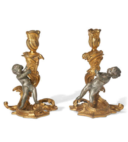 A PAIR OF LOUIS XV ORMOLU AND SILVERED-BRONZE CANDLESTICKS - фото 2