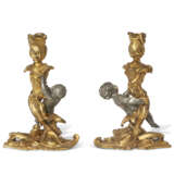 A PAIR OF LOUIS XV ORMOLU AND SILVERED-BRONZE CANDLESTICKS - Foto 3