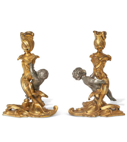 A PAIR OF LOUIS XV ORMOLU AND SILVERED-BRONZE CANDLESTICKS - фото 3