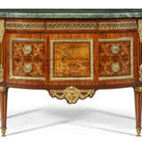 A LOUIS XVI ORMOLU-MOUNTED AMARANTH, TULIPWOOD, MARQUETRY AND PARQUETRY DEMILUNE COMMODE - Foto 1