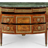 A LOUIS XVI ORMOLU-MOUNTED AMARANTH, TULIPWOOD, MARQUETRY AND PARQUETRY DEMILUNE COMMODE - Foto 3