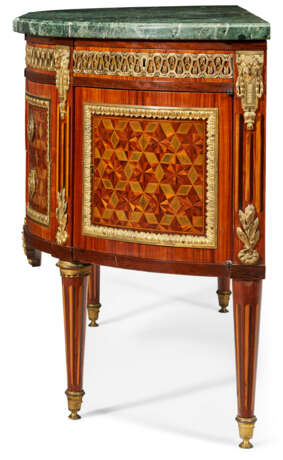 A LOUIS XVI ORMOLU-MOUNTED AMARANTH, TULIPWOOD, MARQUETRY AND PARQUETRY DEMILUNE COMMODE - Foto 4