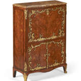 A LOUIS XV ORMOLU-MOUNTED KINGWOOD, TULIPWOOD, AND MARQUETRY SECRETAIRE A ABATTANT - Foto 2