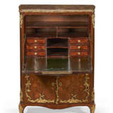 A LOUIS XV ORMOLU-MOUNTED KINGWOOD, TULIPWOOD, AND MARQUETRY SECRETAIRE A ABATTANT - Foto 4