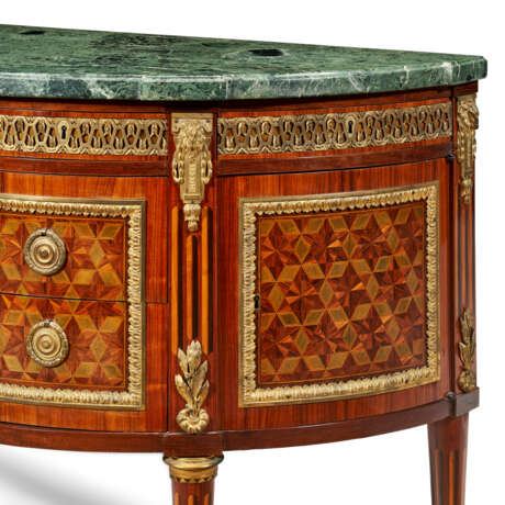 A LOUIS XVI ORMOLU-MOUNTED AMARANTH, TULIPWOOD, MARQUETRY AND PARQUETRY DEMILUNE COMMODE - Foto 6