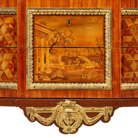 A LOUIS XVI ORMOLU-MOUNTED AMARANTH, TULIPWOOD, MARQUETRY AND PARQUETRY DEMILUNE COMMODE - Foto 7