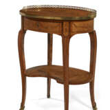 A LOUIS XV ORMOLU-MOUNTED BOIS CITRONNIER AND FOLIATE MARQUETRY OCCASIONAL TABLE - Foto 1