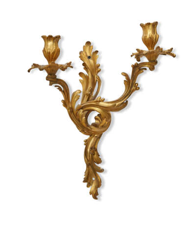 AN ASSEMBLED SET OF FOUR FRENCH ORMOLU TWO-BRANCH WALL LIGHTS - Foto 4