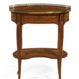 A LOUIS XV ORMOLU-MOUNTED BOIS CITRONNIER AND FOLIATE MARQUETRY OCCASIONAL TABLE - фото 3
