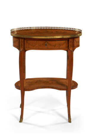 A LOUIS XV ORMOLU-MOUNTED BOIS CITRONNIER AND FOLIATE MARQUETRY OCCASIONAL TABLE - фото 3