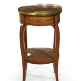 A LOUIS XV ORMOLU-MOUNTED BOIS CITRONNIER AND FOLIATE MARQUETRY OCCASIONAL TABLE - Foto 4