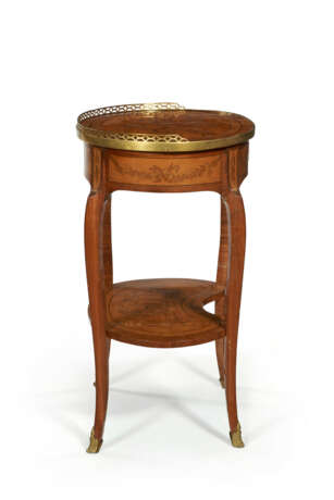 A LOUIS XV ORMOLU-MOUNTED BOIS CITRONNIER AND FOLIATE MARQUETRY OCCASIONAL TABLE - Foto 5