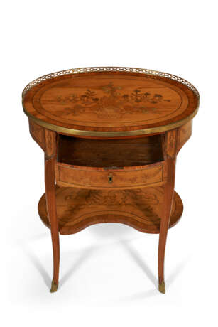 A LOUIS XV ORMOLU-MOUNTED BOIS CITRONNIER AND FOLIATE MARQUETRY OCCASIONAL TABLE - Foto 6
