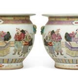 A PAIR OF LARGE CHINESE FAMILLE ROSE PORCELAIN JARDINI&#200;RES - фото 1
