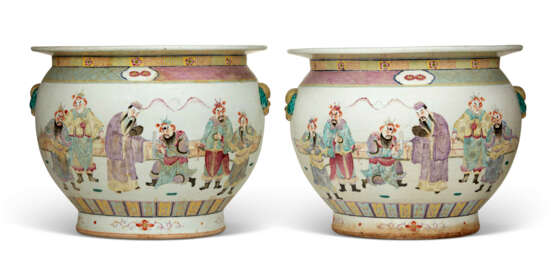 A PAIR OF LARGE CHINESE FAMILLE ROSE PORCELAIN JARDINI&#200;RES - фото 2
