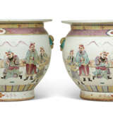 A PAIR OF LARGE CHINESE FAMILLE ROSE PORCELAIN JARDINI&#200;RES - фото 2