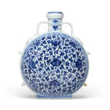 A CHINESE BLUE AND WHITE PORCELAIN MOON FLASK - фото 1