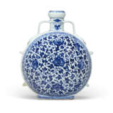 A CHINESE BLUE AND WHITE PORCELAIN MOON FLASK - фото 2