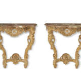 A PAIR OF FRENCH GILTWOOD CONSOLE TABLES - Foto 1