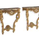 A PAIR OF FRENCH GILTWOOD CONSOLE TABLES - Foto 2