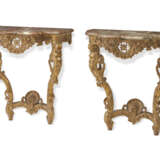 A PAIR OF FRENCH GILTWOOD CONSOLE TABLES - Foto 3