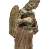 A POLYCHROME-DECORATED TERRACOTTA FIGURE OF A SEATED ANGEL HOLDING AN URN - Foto 5