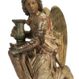 A POLYCHROME-DECORATED TERRACOTTA FIGURE OF A SEATED ANGEL HOLDING AN URN - Foto 7