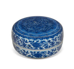 A CHINESE BLUE AND WHITE PORCELAIN CIRCULAR BOX AND COVER