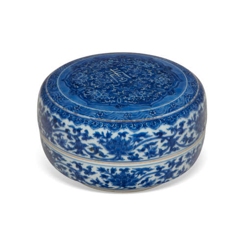 A CHINESE BLUE AND WHITE PORCELAIN CIRCULAR BOX AND COVER - photo 1