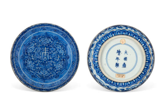A CHINESE BLUE AND WHITE PORCELAIN CIRCULAR BOX AND COVER - фото 2