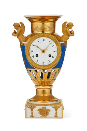 A PARIS PORCELAIN MATTE BLUE AND GOLD GROUND VASE-FORM CLOCK - Foto 1