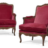 A PAIR OF FRENCH BEECHWOOD BERGERES - Foto 1