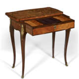 A LOUIS XV ORMOLU-MOUNTED TULIPWOOD, AMARANTH AND MARQUETRY TABLE A ECRIRE - Foto 4