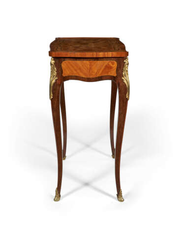 A LOUIS XV ORMOLU-MOUNTED TULIPWOOD, AMARANTH AND MARQUETRY TABLE A ECRIRE - Foto 5