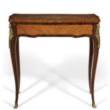 A LOUIS XV ORMOLU-MOUNTED TULIPWOOD, AMARANTH AND MARQUETRY TABLE A ECRIRE - Foto 6