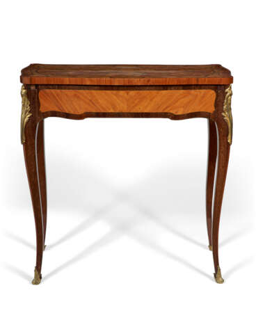 A LOUIS XV ORMOLU-MOUNTED TULIPWOOD, AMARANTH AND MARQUETRY TABLE A ECRIRE - Foto 6