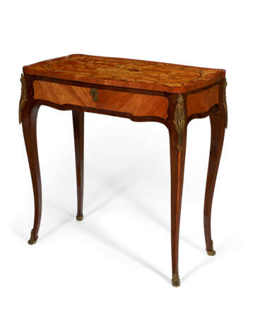 A LOUIS XV ORMOLU-MOUNTED TULIPWOOD, AMARANTH AND MARQUETRY TABLE A ECRIRE - Foto 7