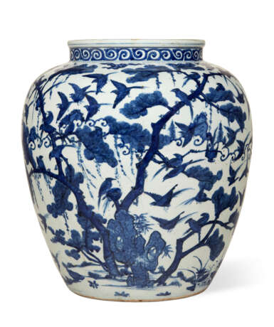 A CHINESE BLUE AND WHITE PORCELAIN JAR - Foto 1