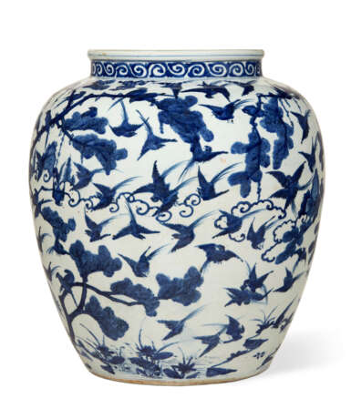 A CHINESE BLUE AND WHITE PORCELAIN JAR - фото 2