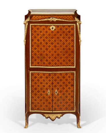 A LATE LOUIS XV ORMOLU-MOUNTED AMARANTH, TULIPWOOD, FRUITWOOD AND PARQUETRY SECRETAIRE A ABATTANT - Foto 2
