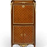 A LATE LOUIS XV ORMOLU-MOUNTED AMARANTH, TULIPWOOD, FRUITWOOD AND PARQUETRY SECRETAIRE A ABATTANT - Foto 2