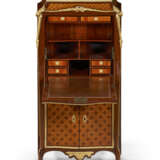 A LATE LOUIS XV ORMOLU-MOUNTED AMARANTH, TULIPWOOD, FRUITWOOD AND PARQUETRY SECRETAIRE A ABATTANT - Foto 3