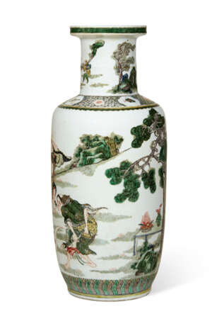 A CHINESE FAMILLE VERTE PORCELAIN ROULEAU VASE - фото 3