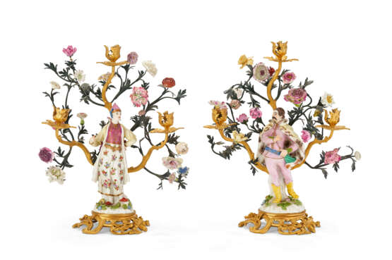 A PAIR OF LOUIS XV ORMOLU-MOUNTED MEISSEN AND FRENCH PORCELAIN AND TOLE PEINTE THREE-LIGHT CANDELABRA - фото 1