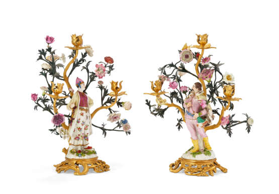 A PAIR OF LOUIS XV ORMOLU-MOUNTED MEISSEN AND FRENCH PORCELAIN AND TOLE PEINTE THREE-LIGHT CANDELABRA - photo 2