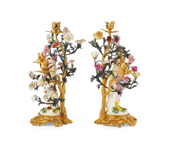 A PAIR OF LOUIS XV ORMOLU-MOUNTED MEISSEN AND FRENCH PORCELAIN AND TOLE PEINTE THREE-LIGHT CANDELABRA - фото 4