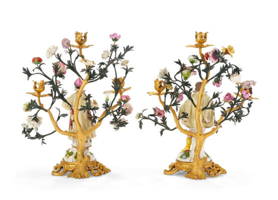 A PAIR OF LOUIS XV ORMOLU-MOUNTED MEISSEN AND FRENCH PORCELAIN AND TOLE PEINTE THREE-LIGHT CANDELABRA - фото 5
