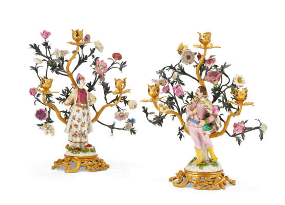 A PAIR OF LOUIS XV ORMOLU-MOUNTED MEISSEN AND FRENCH PORCELAIN AND TOLE PEINTE THREE-LIGHT CANDELABRA - фото 6