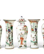 Exportation chinoise. A CHINESE EXPORT PORCELAIN FAMILLE VERTE FIVE-PIECE GARNITURE