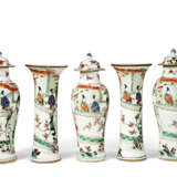 A CHINESE EXPORT PORCELAIN FAMILLE VERTE FIVE-PIECE GARNITURE - photo 3